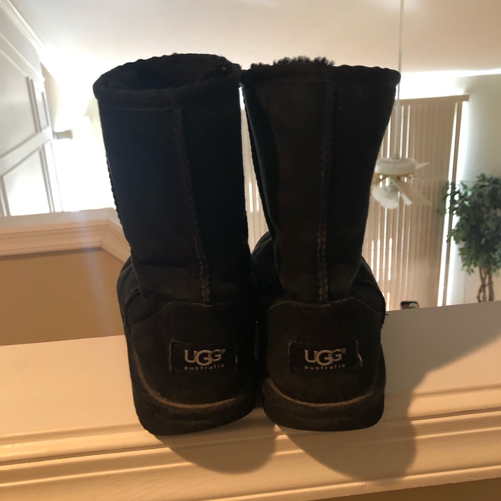 Black size 6 classic short Uggs